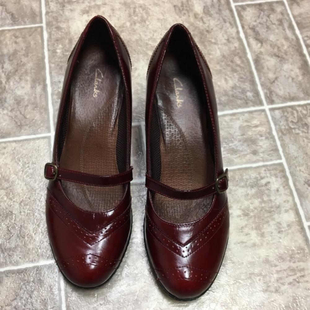 Red/burgundy Clarks Mary Jane high heels! 😍